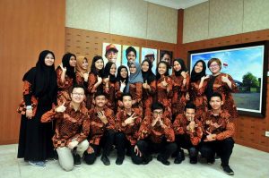 Arif Kusuma Firdaus dan Nadia Alfi Syarifah bersama 17 Para pelajar dari berbagai Sekolah di Indonesia